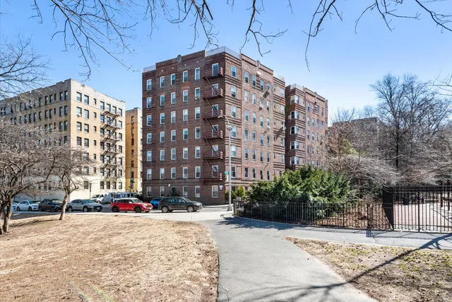 $772,900 | 585 West 214th Street, Unit 6AB | Inwood