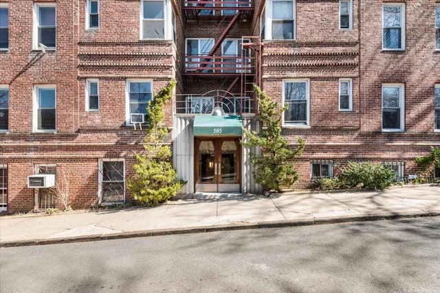 $772,900 | 585 West 214th Street, Unit 6AB | Inwood