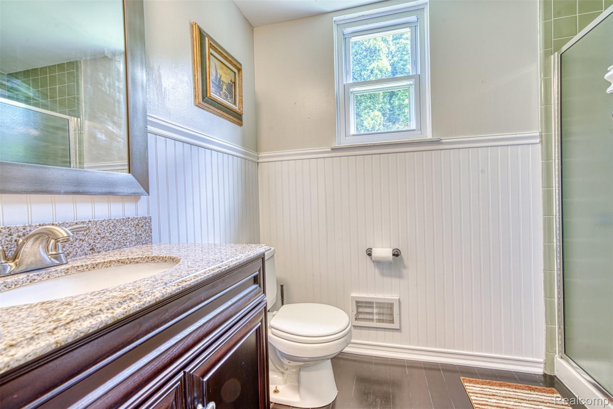 949 Homestead Court Rochester, MI 48309 - Photo 18 of 39 First-floor Full Bathroom.jpg