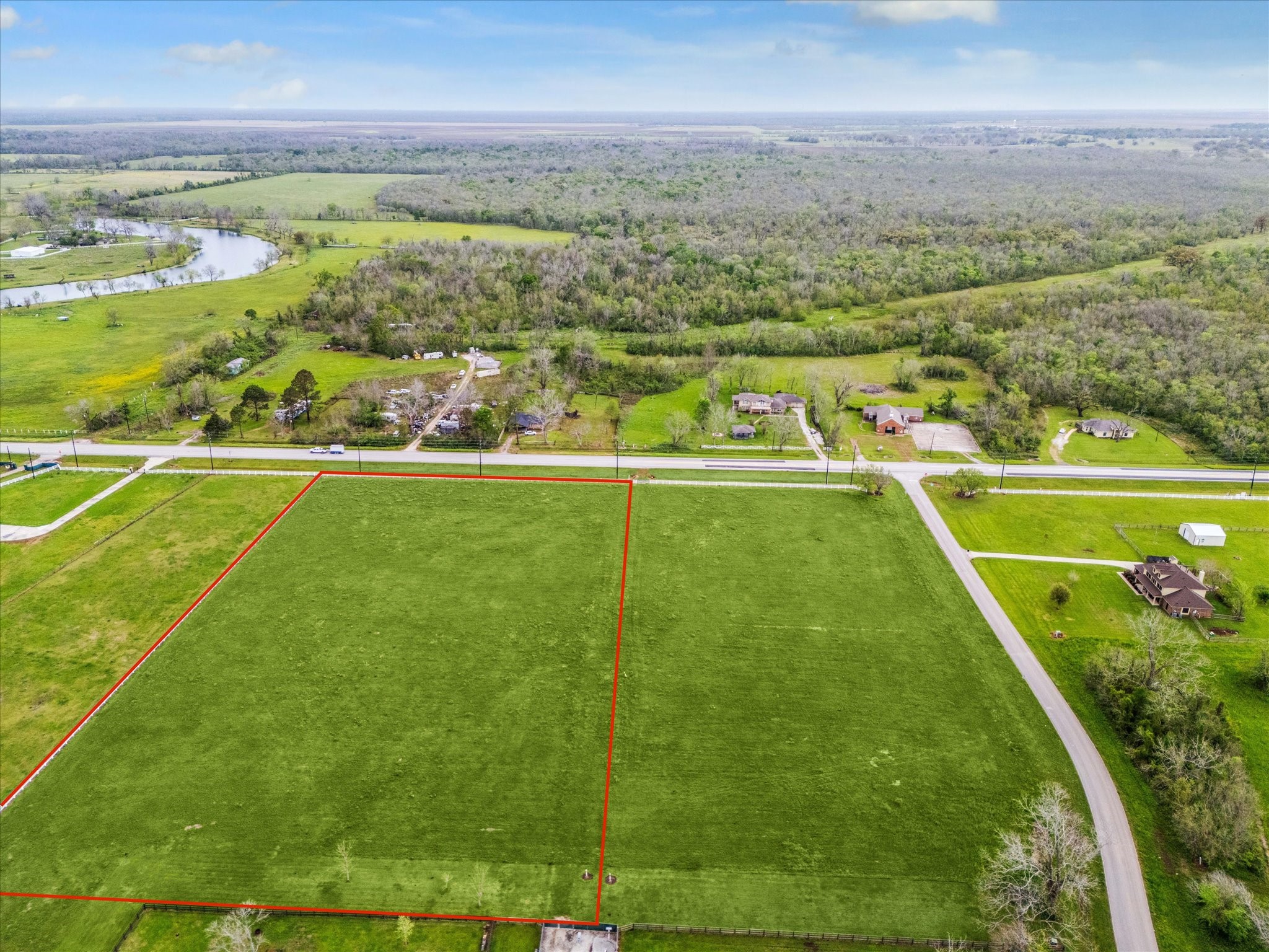 2819 West Farm To Market 1462 Rosharon, TX 77583 - Photo 2 of 8 a view of a big yard with an ocean view