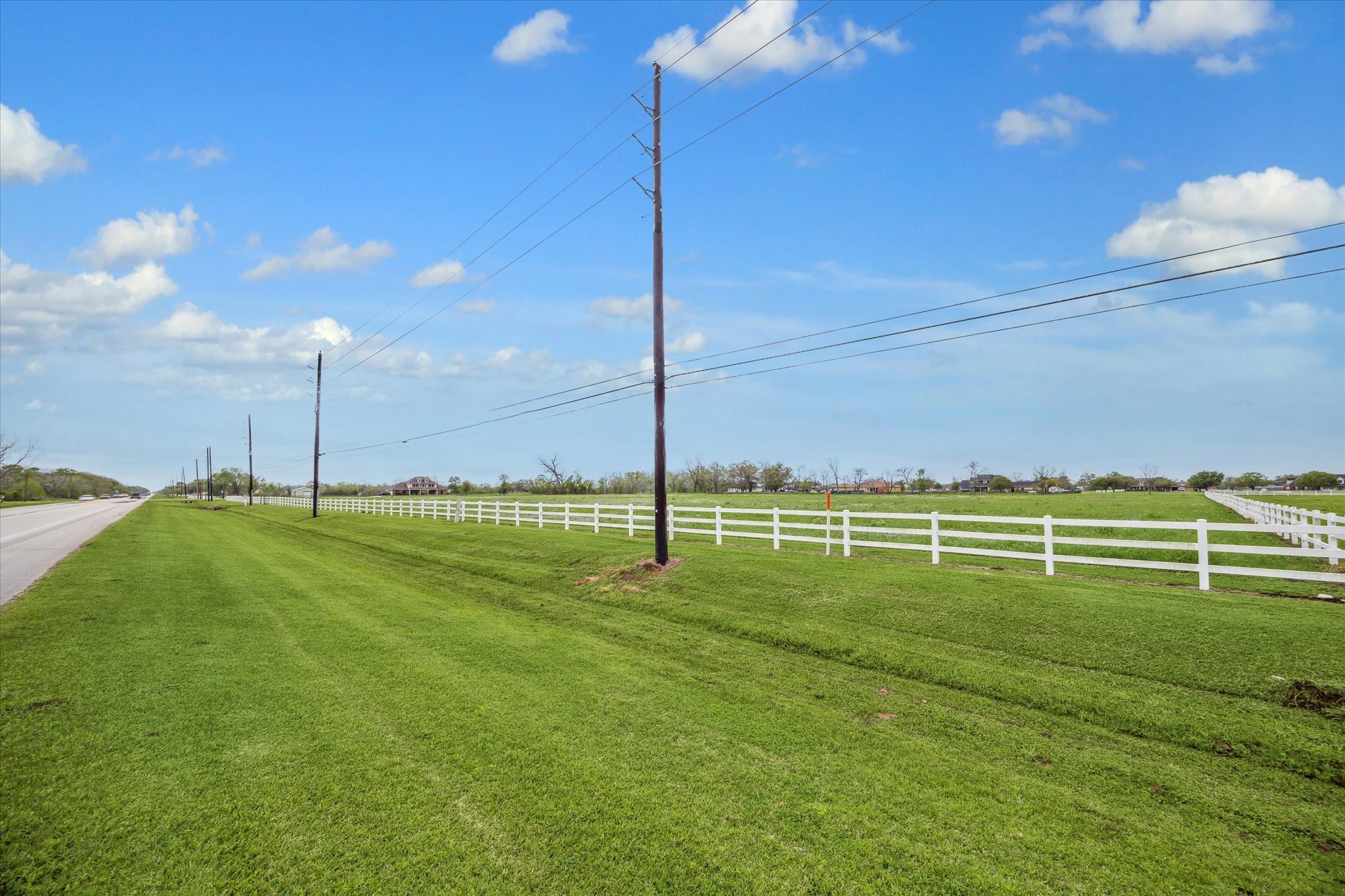 2819 West Farm To Market 1462 Rosharon, TX 77583 - Photo 3 of 8 a view of a park with a big yard