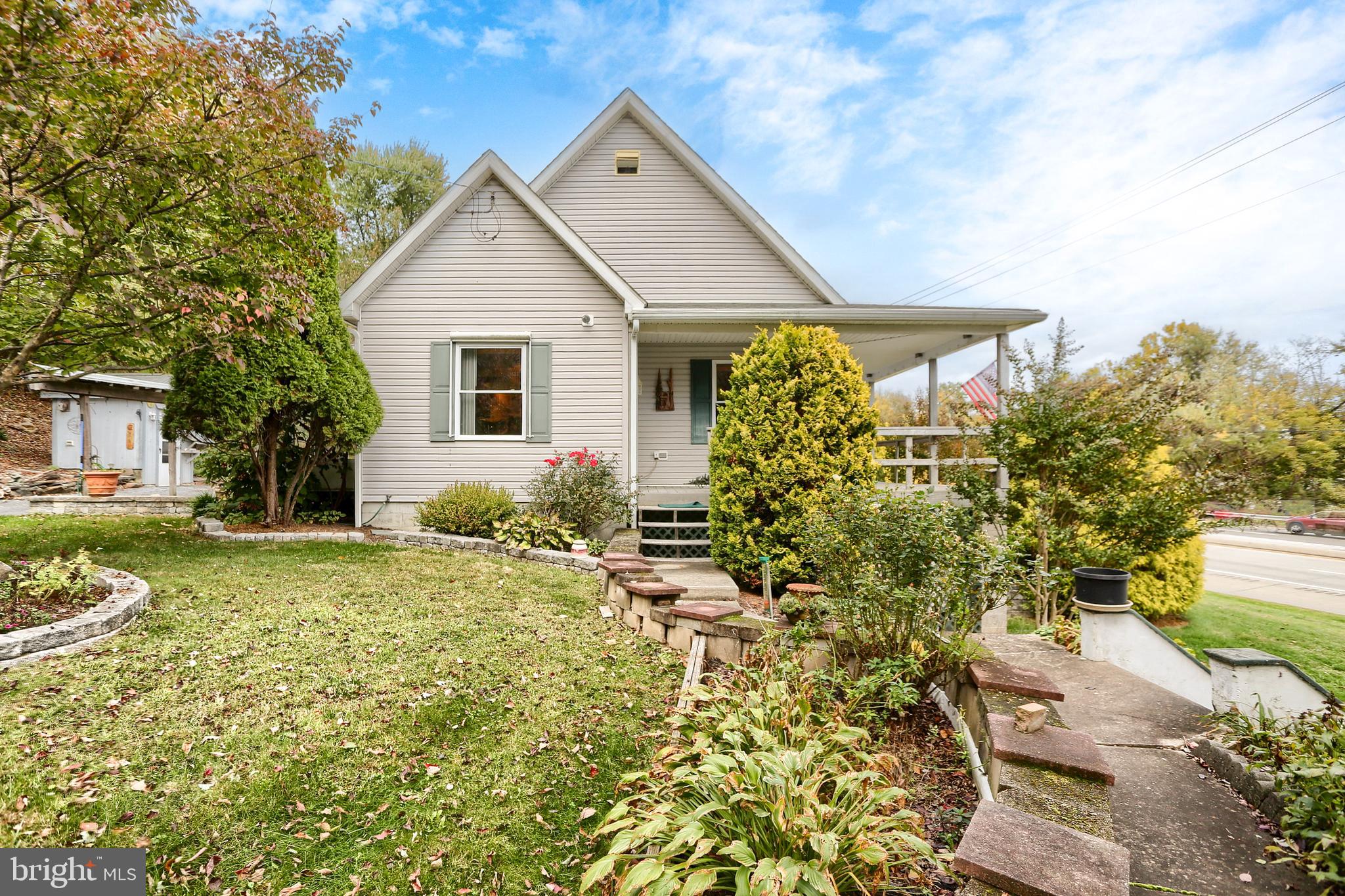 a view of a house with a yard