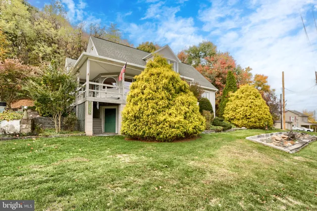 a view of house with yard