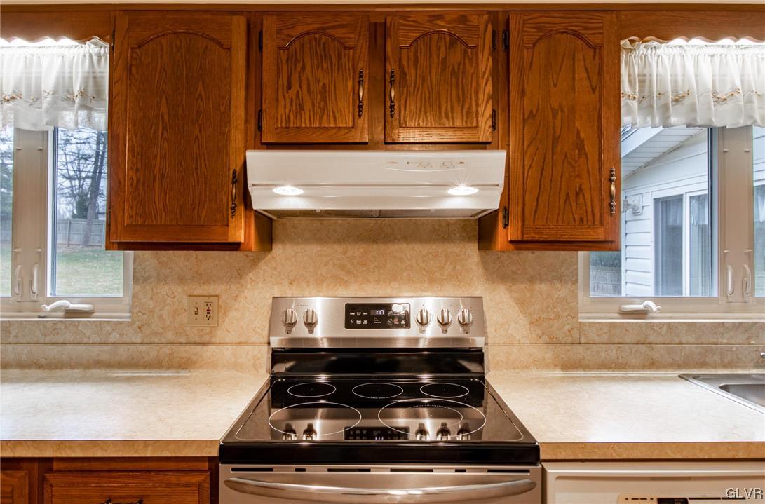 330 Wedgewood Road Bethlehem, PA 18017 - Photo 19 of 47 a stove top oven sitting inside of a kitchen