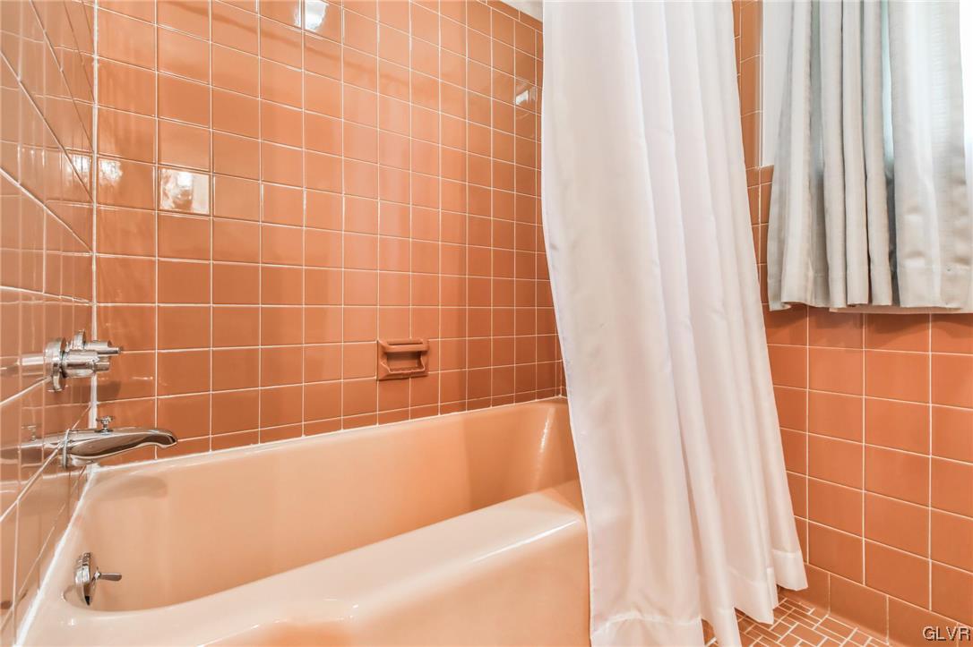 330 Wedgewood Road Bethlehem, PA 18017 - Photo 31 of 47 a bathroom with a bathtub