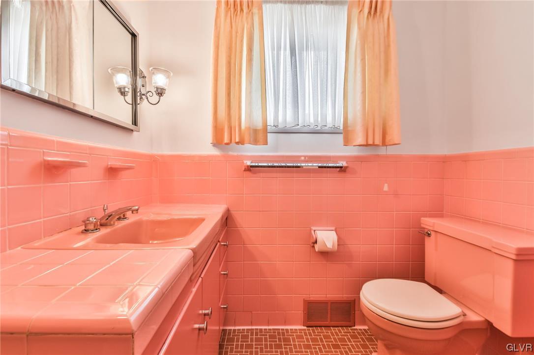 330 Wedgewood Road Bethlehem, PA 18017 - Photo 36 of 47 a bathroom with a sink a toilet and a mirror