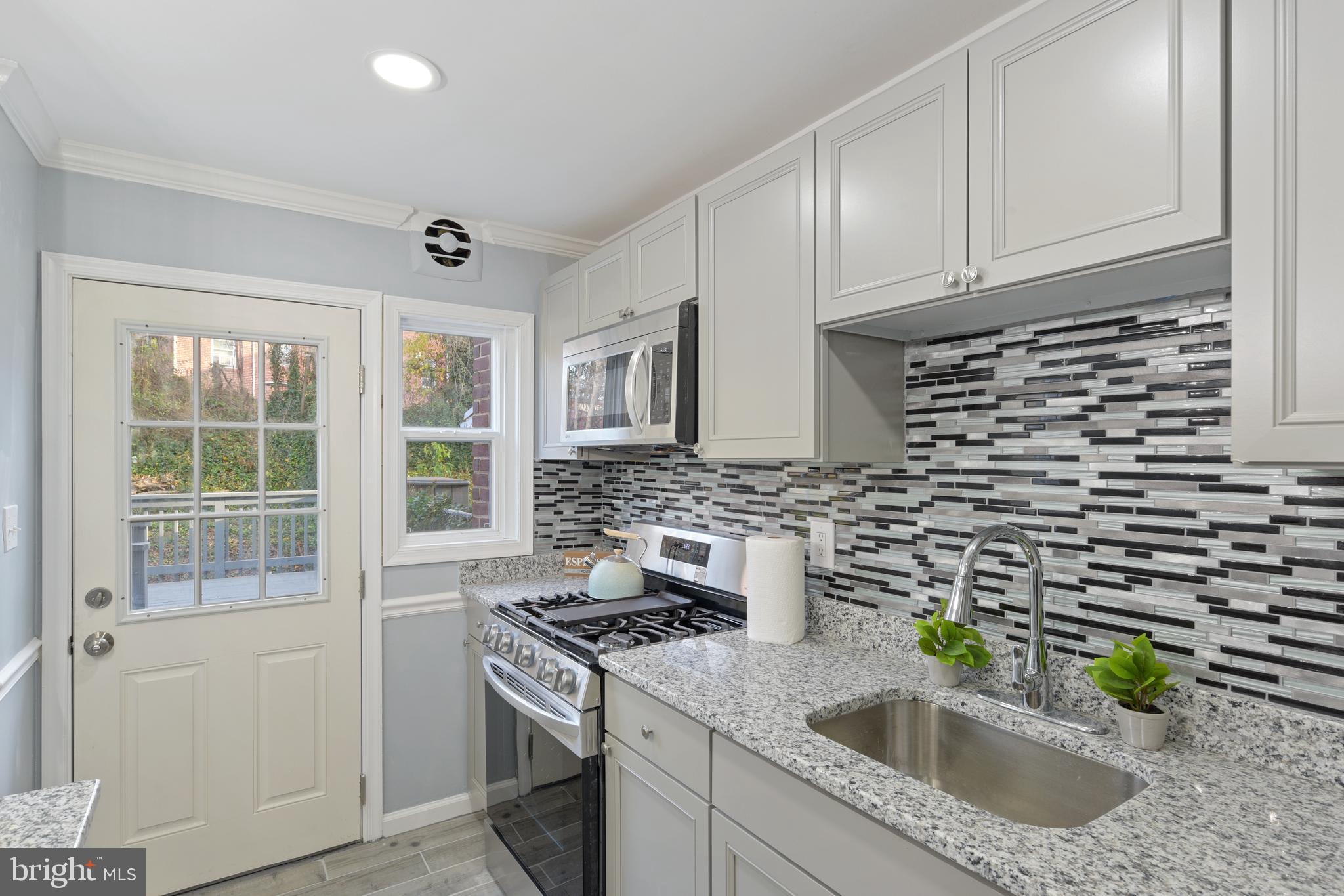 433 South Wickham Road Baltimore, MD 21229 - Photo 8 of 26