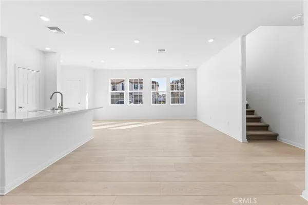 an empty room with windows and pillars in it