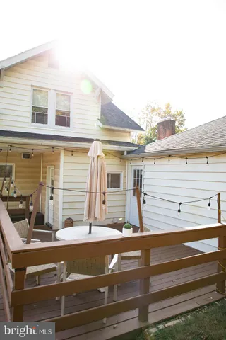 a view of a yard with a house