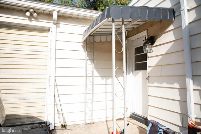 a view of livingroom with furniture and clutter
