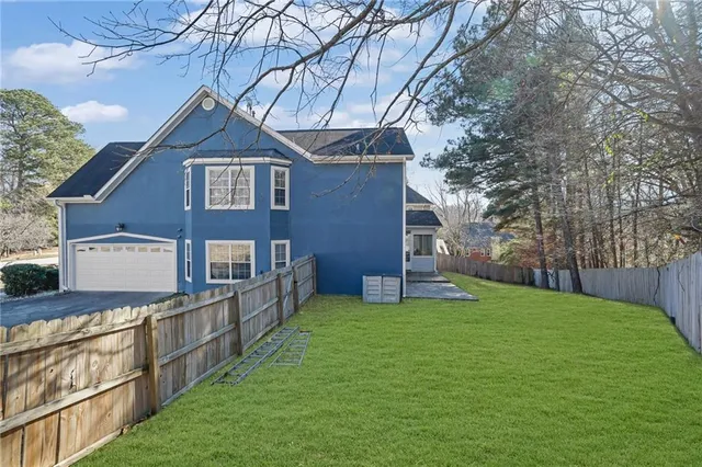 a view of a house with a yard