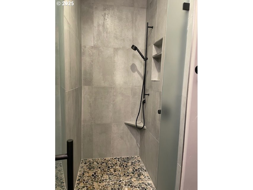 19476 Southwest Century Drive Bend, OR 97702 - Photo 41 of 44 a bathroom with a shower