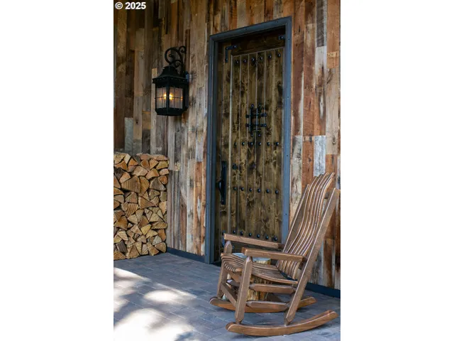 a view of livingroom with entryway