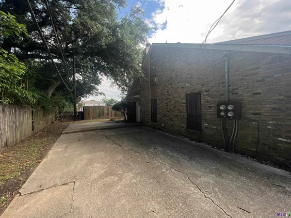 $1,600 | 406 Longwood Court, Baton Rouge, LA 70806