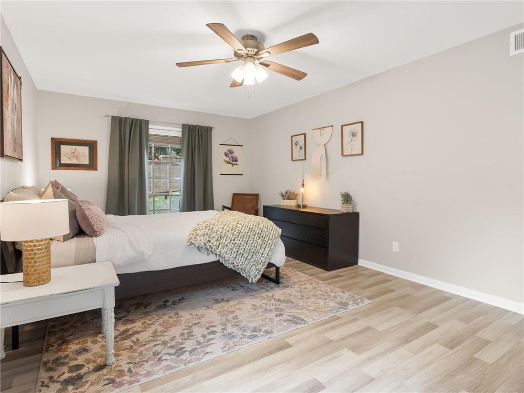 6851 Roswell Road, Unit H26 Atlanta, GA 30328 - Photo 14 of 49 a bedroom with a bed and a table in it