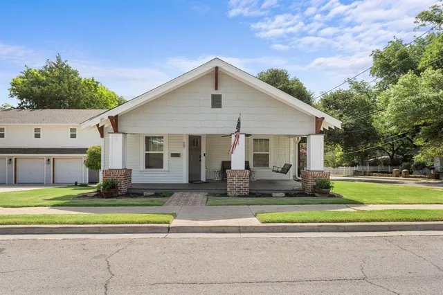 a view of a house with a small yard and plants