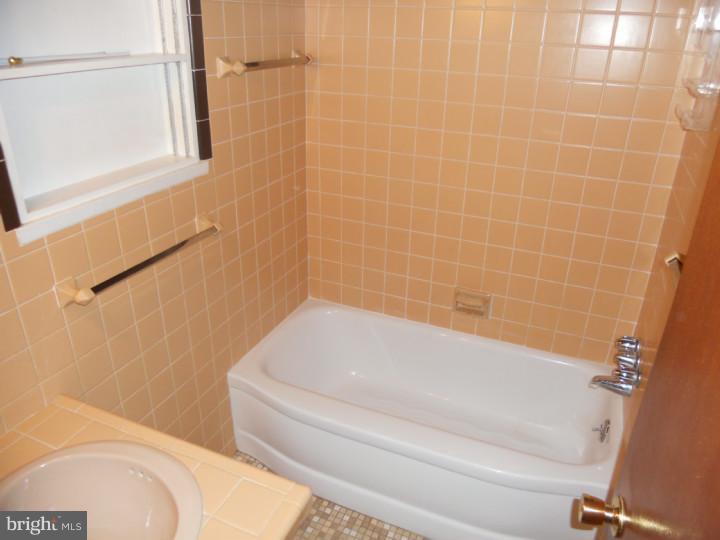 1805 Surrey Road Oreland, PA 19075 - Photo 15 of 21 Bathroom