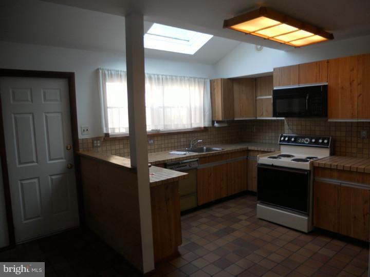 1805 Surrey Road Oreland, PA 19075 - Photo 6 of 21 Kitchen