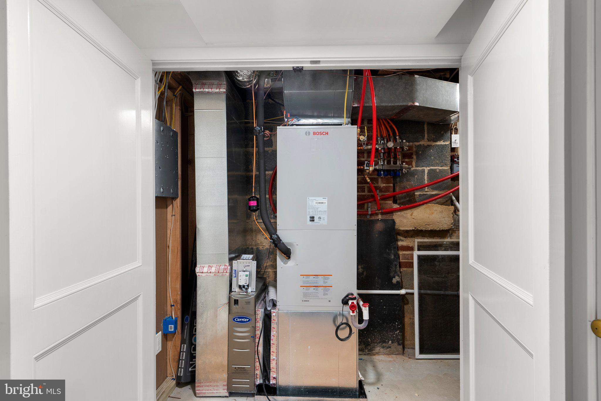 13131 Holdridge Road Silver Spring, MD 20906 - Photo 37 of 41 walk in closet with window