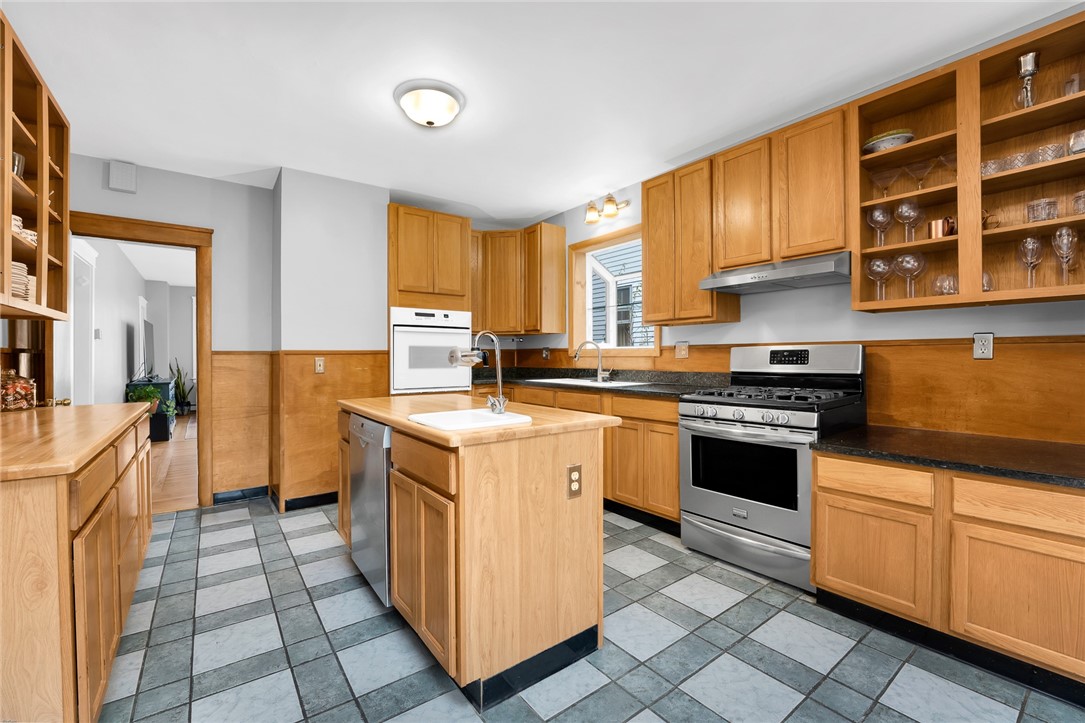 40 Memorial Road Providence, RI 02906 - Photo 6 of 19