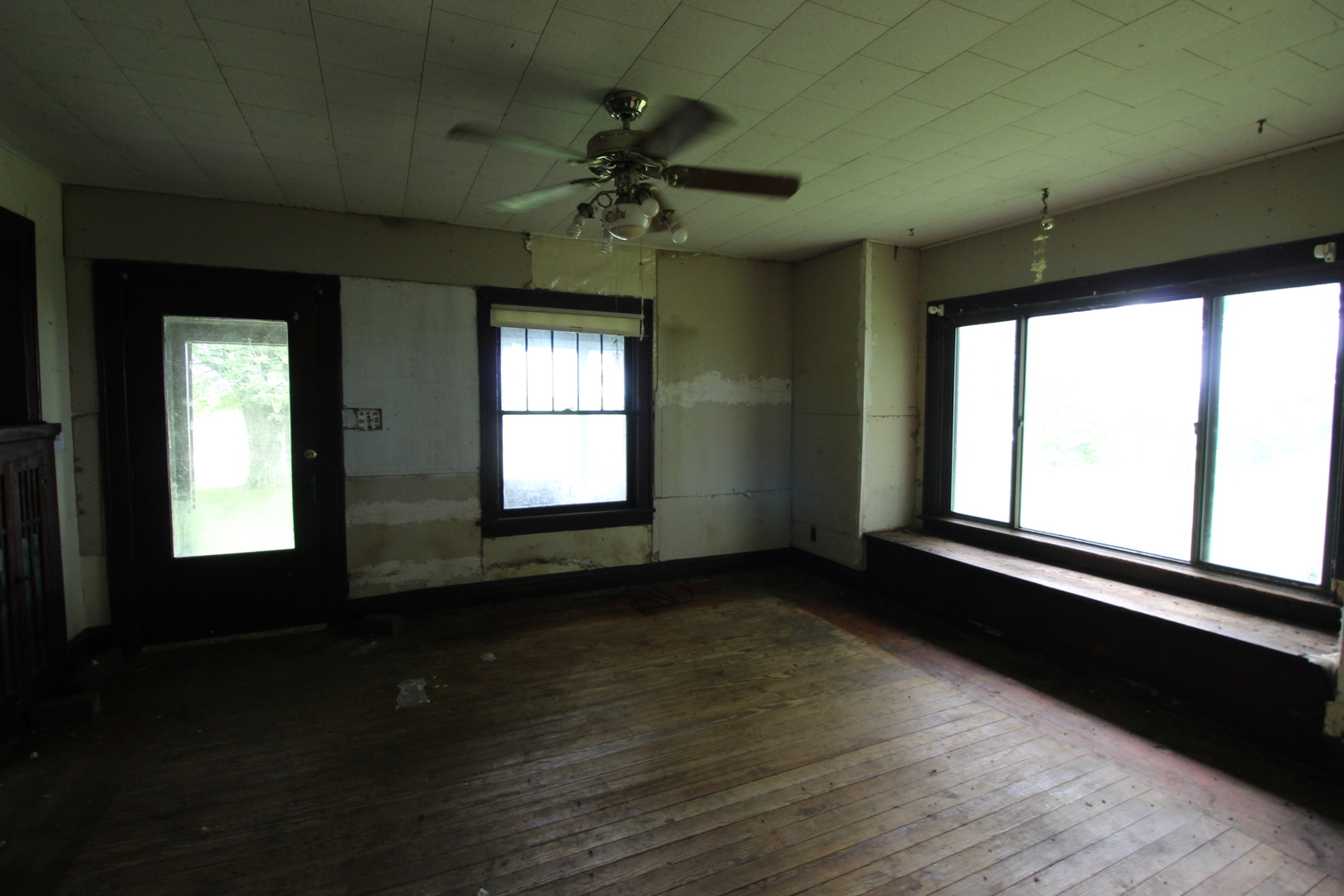 3523 West 2000 S Road Kankakee, IL 60901 - Photo 13 of 20 a view of an empty room with a window