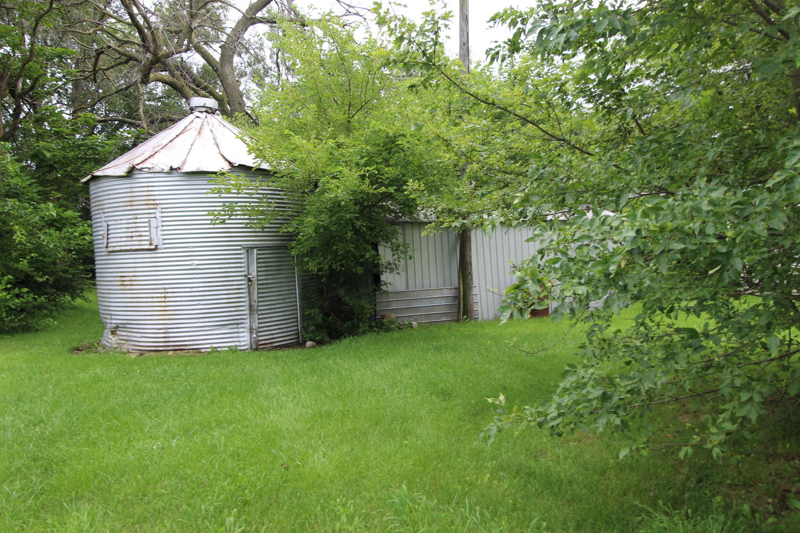 3523 West 2000 S Road Kankakee, IL 60901 - Photo 6 of 20 a house view with a garden space