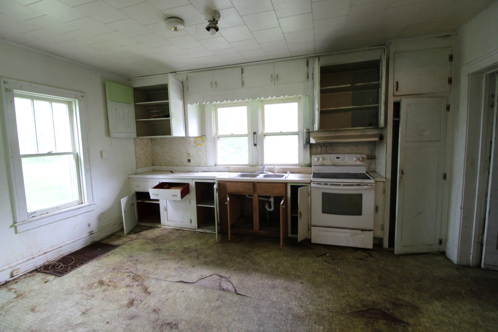 3523 West 2000 S Road Kankakee, IL 60901 - Photo 10 of 20 a kitchen with a stove and a refrigerator