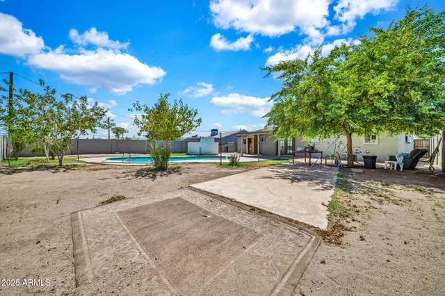 a view of a backyard