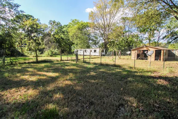 a view of yard with green space
