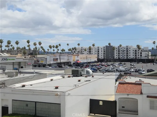 $2,200 | 14537 Archwood Street, Unit 301, Van Nuys, CA 91405