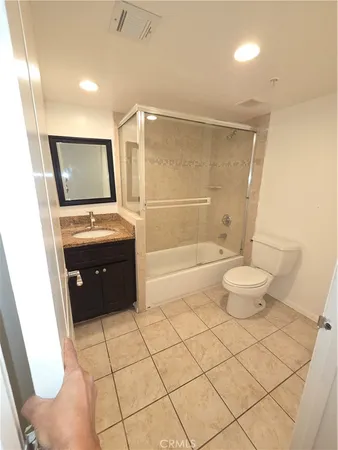 $2,200 | 14537 Archwood Street, Unit 301, Van Nuys, CA 91405