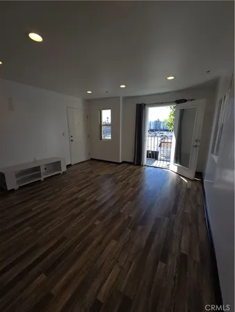 $2,200 | 14537 Archwood Street, Unit 301, Van Nuys, CA 91405
