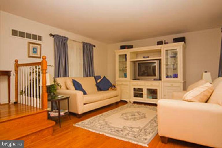 508 Tapawingo Road Southwest Vienna, VA 22180 - Photo 2 of 16 Fresh and spacious