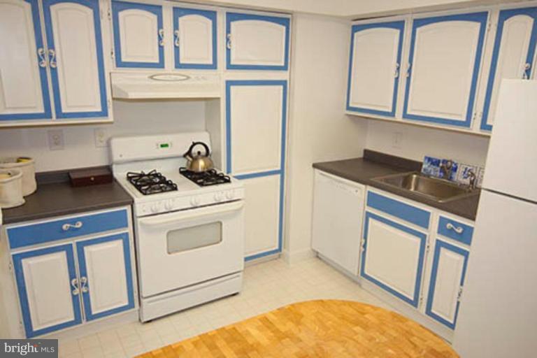 508 Tapawingo Road Southwest Vienna, VA 22180 - Photo 3 of 16 Updated Kitchen