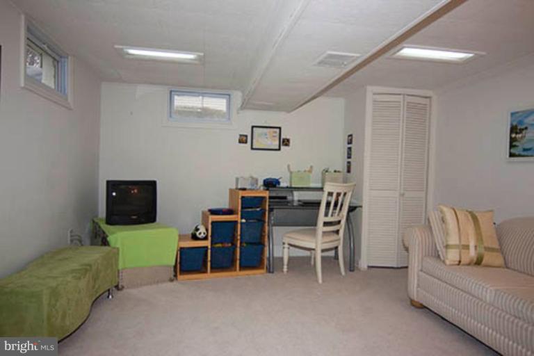 508 Tapawingo Road Southwest Vienna, VA 22180 - Photo 10 of 16 Great Space!
