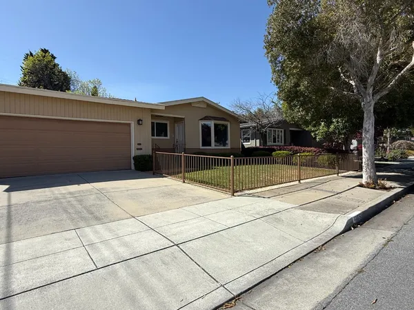 a view of a house with a backyard