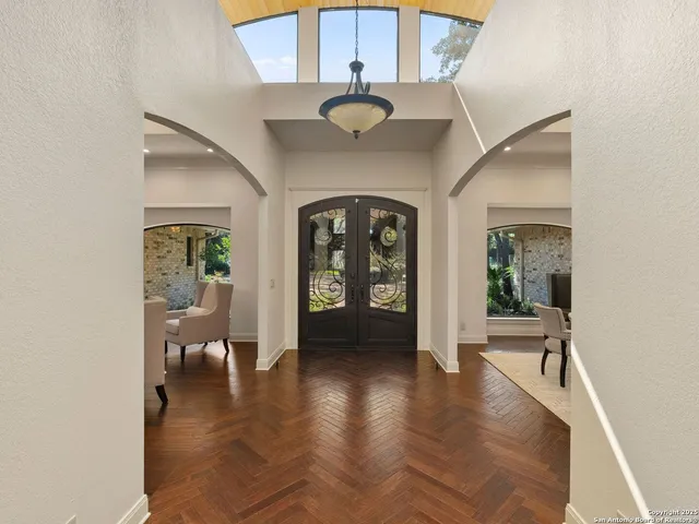 a view of an entryway with a livingroom