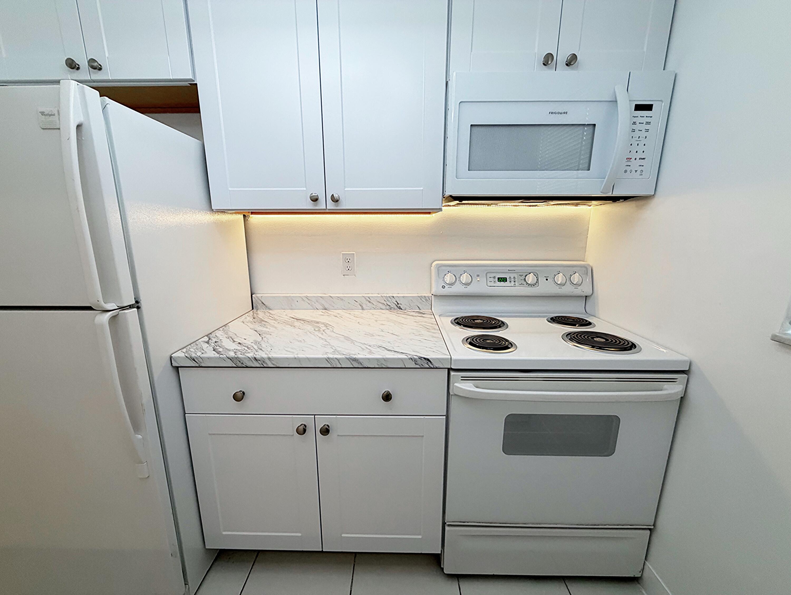 650 Southwest 2nd Avenue, Unit 2480 Boca Raton, FL 33432 - Photo 14 of 26 Kitchen (5)