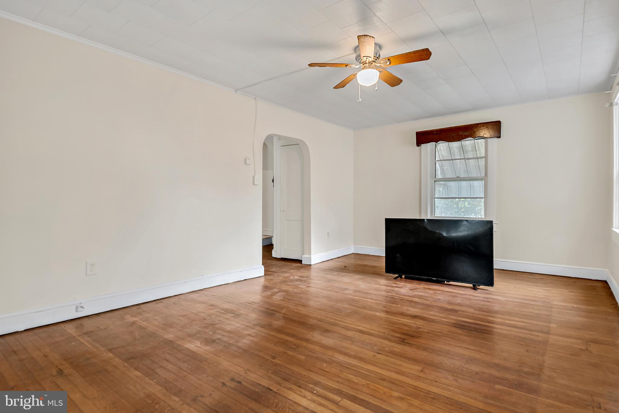 404 Creston Road York, PA 17403 - Photo 3 of 17 Gallery Image 3