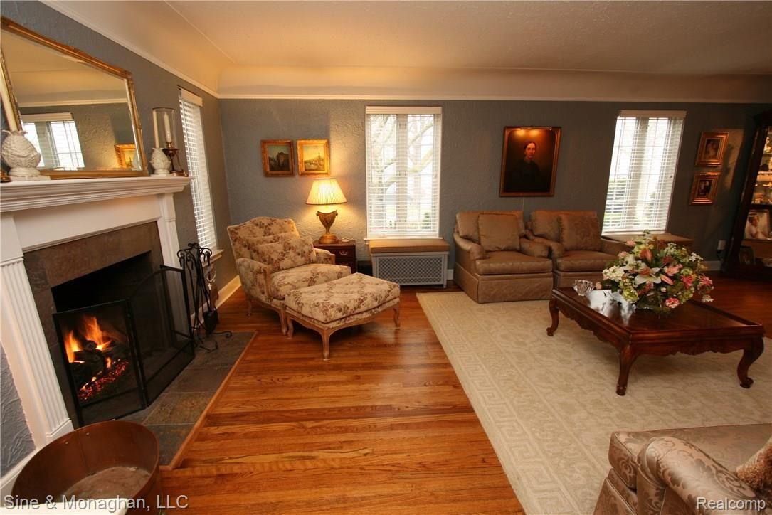 646 Washington Road Grosse Pointe, MI 48230 - Photo 3 of 26 Wonderful Space.JPG