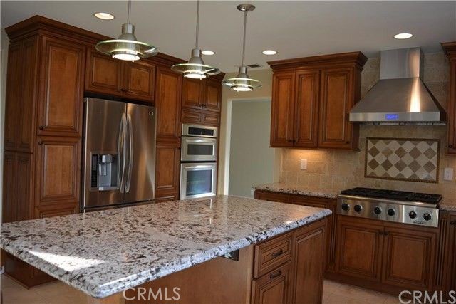 8 Bellezza Irvine, CA 92620 - Photo 6 of 39 Kitchen with Stainless Steel appliances
