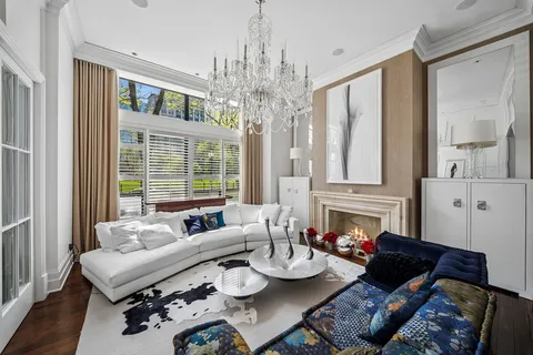 $1,810,000 | 270 East Pearson Street, Unit 101, Chicago, IL 60611