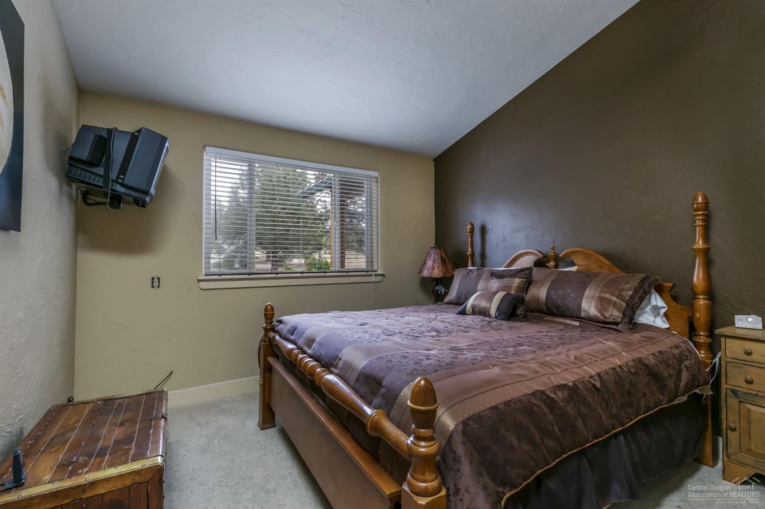 19129 Pinehurst Road Bend, OR 97703 - Photo 14 of 25 Guest Bedroom