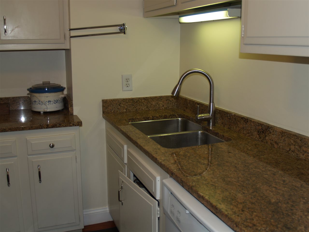55 River Road, Unit 9H Manchester, NH 03104 - Photo 5 of 17