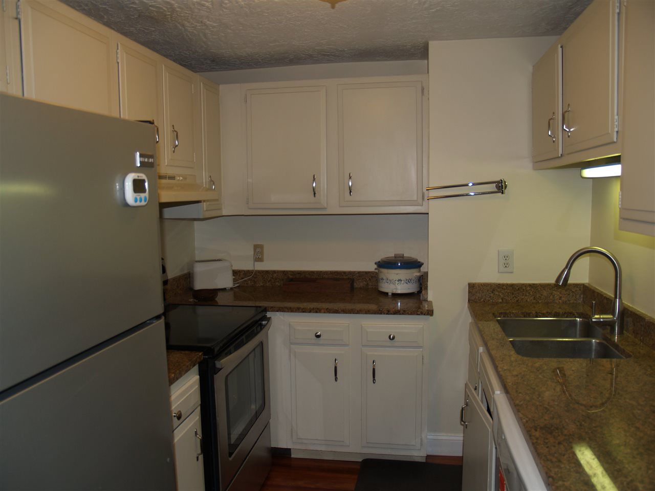55 River Road, Unit 9H Manchester, NH 03104 - Photo 6 of 17
