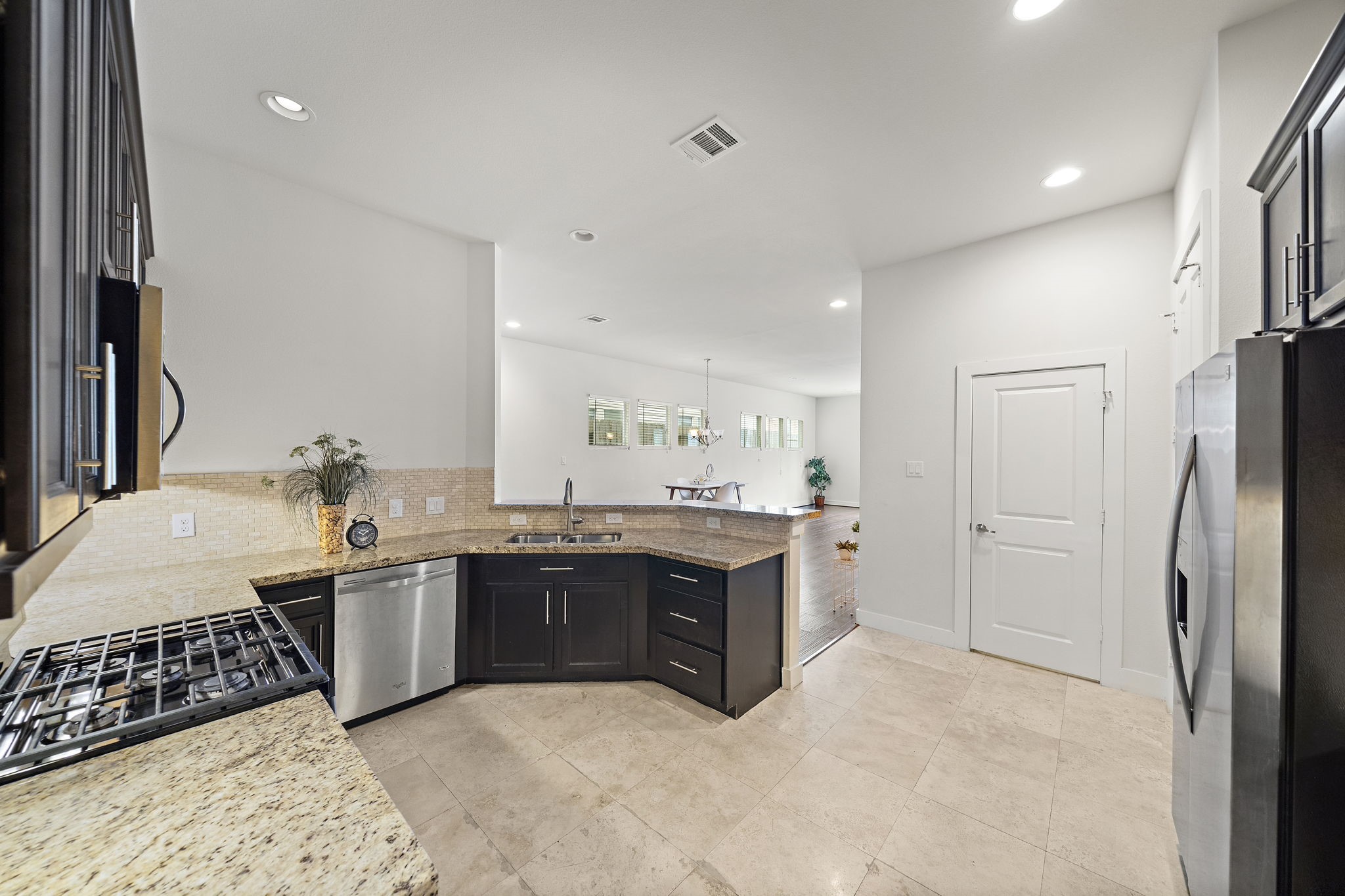 9517 Cedarpost Square Street Houston, TX 77055 - Photo 7 of 20 a large kitchen with stainless steel appliances granite countertop a sink and cabinets
