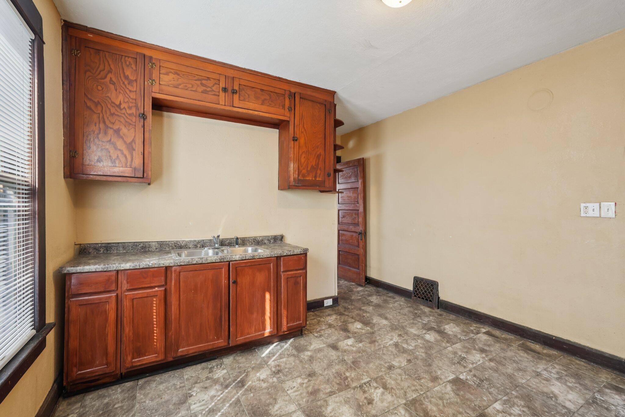 4708 North 36th Street Milwaukee, WI 53209 - Photo 12 of 37 12-web-or-mls-N 36th St-S1803-014