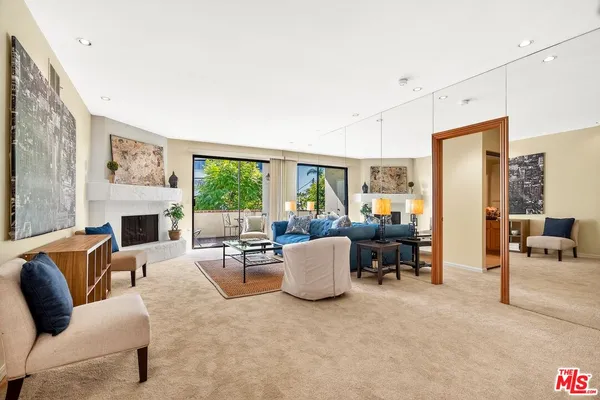 $1,170,000 | 11755 Montana Avenue, Unit 201, Los Angeles, CA 90049