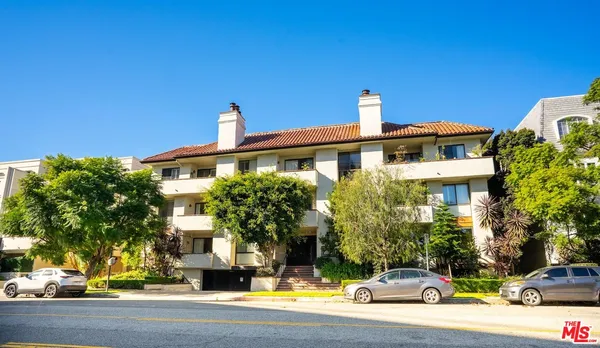 $1,170,000 | 11755 Montana Avenue, Unit 201, Los Angeles, CA 90049