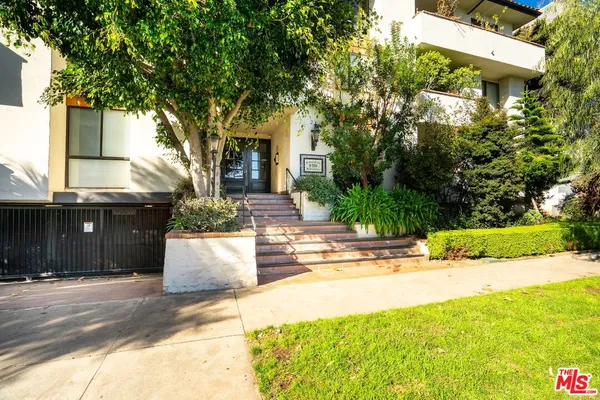 $1,170,000 | 11755 Montana Avenue, Unit 201, Los Angeles, CA 90049